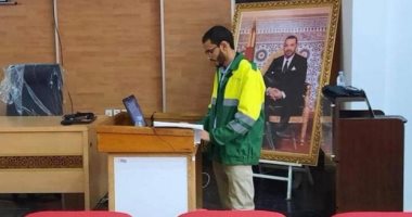 باحث مغربى يناقش رسالة الدكتوراه مرتديا زي عمال النظافة.. اعرف القصة
