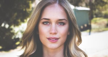 إليزابيث ليل بطلة فيلم الكوميديا الرومانسية الجديد Mack and Rita
