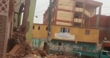 عواصف البحيرة تهدم 3 مآذن بسبب الطقس السيئ فى كوم حمادة.. فيديو لايف