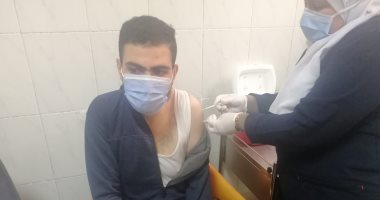 أطباء مستشفى المنصورة الدولى يتلقون أولى جرعات لقاح كورونا.. صور 