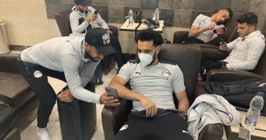شاهد.. فيديوهات أفشة تثير ابتسامة محمد صلاح فى مطار القاهرة