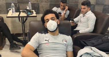 "مصحف" صلاح وفيديوهات افشة وجلسة معوض وتريزيجيه .. أبرز لقطات المنتخب فى المطار