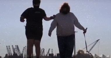 فعالية أمريكية لمساعدة أصحاب الأوزان الثقيلة على ركوب ألواح التزلج.. فيديو