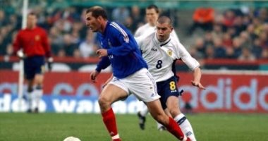 جول مورنينج.. صاروخية زيدان تحطم شباك اسكتلندا قبل مونديال 2002