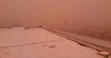 عاصفة ترابية تضرب السلوم.. والضباب يغطى سماء مطروح من جديد.. صور