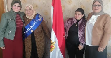 أبرز لقطة.. الأم المثالية ببورسعيد ترعى ابنتها ذات الاحتياجات الخاصة 40 سنة