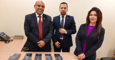 جمارك المطار تضبط محاولة تهريب هواتف محمولة بملابس راكبة