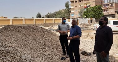 محافظ أسيوط يوجه بمتابعة مشروعات مبادرة "حياة كريمة".. صور