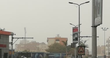 عاصفة ترابية متوسطة تضرب مدينة الغردقة دون تأثر الملاحة البحرية.. صور 