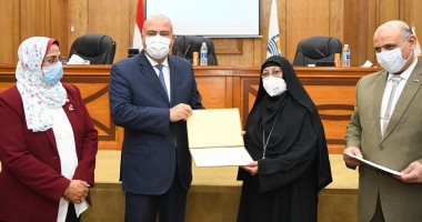 رد الجميل لـ"عظيمات مصر".. محافظ قنا يكرم الأمهات المثاليات.. فيديو