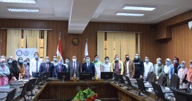 رئيس جامعة بنى سويف يسلم 25 طالبا مكافأة مالية بمشروع حاضنات المتفوقين دراسيا