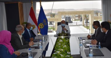 محافظ أسوان: البدء فى 71 مشروعا بقرى مركزى كوم أمبو وإدفو ضمن "حياة كريمة"