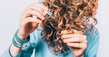 وصفات طبيعية للشعر الهايش والمجعد.. ترطب وتعالج قشرة الرأس
