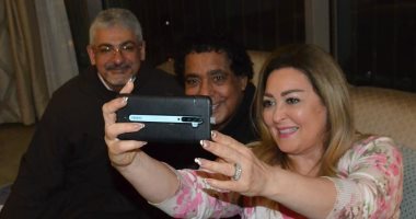 نهال عنبر: الأب بطرس دانيال زار محمد منير وأهداه المصحف.. صور