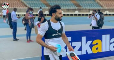 تواضع الكبار .. محمد صلاح يحمل كرات المران الأخير للمنتخب قبل مواجهة كينيا 
