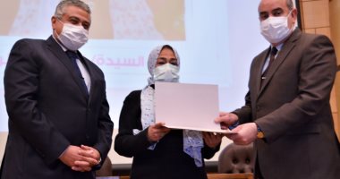 وزير الطيران يكرم الأمهات المثاليات ويشيد بدور المرأة فى خدمة القطاع