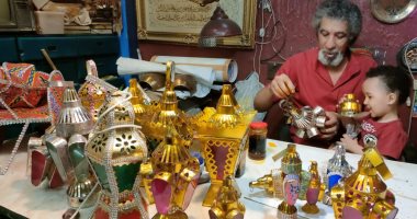 الفانوس العربى على الأصل دور.. حمودة كتانة أشهر صانع فوانيس تراثية بالأقصر.. فيديو