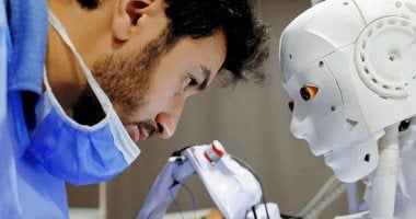 فخر الفراعنة.. المهندس محمود الكومى بعد حصوله على فضية معرض جنيف الدولى للاختراعات: روبوت "كيرا" يقلل احتكاك الأطقم الطبية بمصابى كورونا.. أحلم باستفادة البشرية من ابتكارى وإيلون ماسك مثلى الأعلى