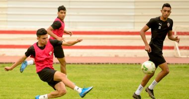 نبيه يعرض علي كارتيرون تقرير عن لاعبي الزمالك .. وبن شرقي يتألق بالمران