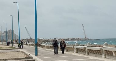 رياح وارتفاع للأمواج.. أجواء غائمة وطقس مضطرب بالإسكندرية.. فيديو وصور