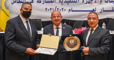 محافظ الإسكندرية يكرم الجهات المشاركة فى التعامل مع النوات.. صور