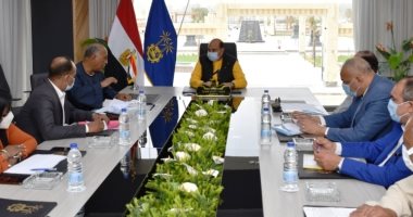 محافظ أسوان: إنشاء جبانة جديدة ببنبان وافتتاح مكاتب بريد بعد التطوير
