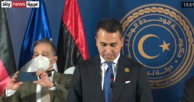 "سيلفى ع الهوا".. وزير خارجية ألمانيا يلتقط صورة لنفسه خلال مؤتمر صحفى