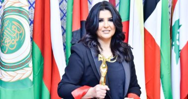 الإعلامية منى الشاذلى تحصل على درع "المرأة العربية" من جامعة الدول العربية