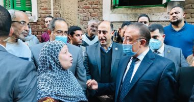 محافظ الإسكندرية يضع إكليلا من الزهور على النصب التذكارى للشهداء