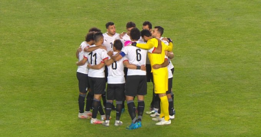 الشوط الأول.. منتخب مصر يتقدم بهدف ويتقهقر.. أفشه يبادر وكينيا يسيطر.. أداء جماعى سيئ.. اللياقة البدنية للمنتخب واقعة.. التباعد بين الخطوط واضح.. الأطراف غائبة.. طارق حامد وحمدى فتحى كعب داير فى الملعب 