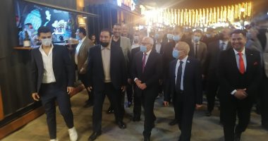 محافظ بورسعيد يفتتح الشارع السياحى على نغمات السمسمية.. فيديو وصور