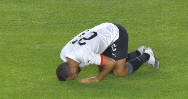"سجدة" أفشة بعد هدفه لمنتخب مصر أمام كينيا.. صورة