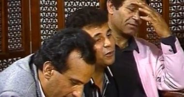 محمد فؤاد يغنى "قارئة الفنجان" بحضور سيد مكاوى وعدوية في فيديو نادر