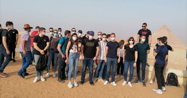 طاقم حاملة المروحيات البرمائية ميسترال الفرنسية يزور أهرامات الجيزة 