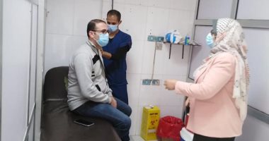 تطعيم 110 من أفراد الفريق الطبى فى مستشفيات بنها الجامعية بلقاح كورونا.. صور