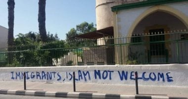 صور.. تشويه واجهة مسجد فى قبرص