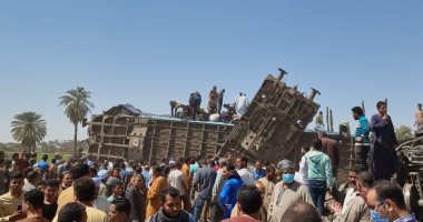 وزير النقل وقيادات السكة الحديد يتفقدون موقع حادث قطارى سوهاج.. فيديو لايف