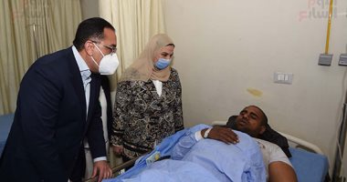 رئيس الوزراء يصل سوهاج ويزور مصابى حادث القطارين بالمستشفيات