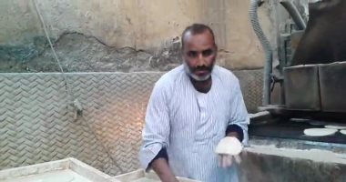 تحدى مرضه ولم يستسلم.. "عبدالكريم" مريض فشل كلوى يغسل ليلا ويقف أمام لهيب المخبز صباحا بأسوان