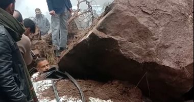 سائق ينجو من الموت بأعجوبة بعد سقوط صخرة ضخمة على سيارته فى باكستان.. صور