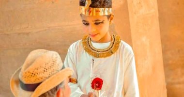 "الفرعون الصغير".. "أمير" يدعم السياحة بجلسة تصوير في معبد الكرنك بالأقصر