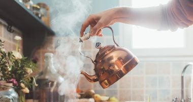 شرب الماء الدافئ يساعد فى إنقاص الوزن ويحسن الهضم.. اعرف الفوائد