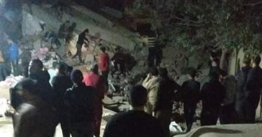 فرض كردون أمنى بمحيط انهيار عقار جسر السويس لتسهيل رفع الأنقاض.. صور