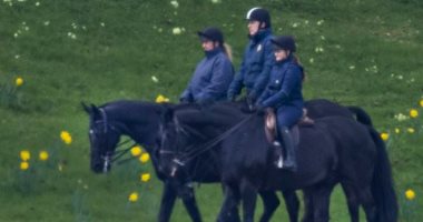 الأمير أندرو يستمتع بركوب الخيل فى آخر ظهور له فى قلعة وندسور.. صور