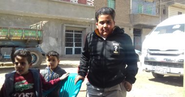 الكل شارك فى الخير.. حسن طفل بطل سقى ركاب قطارى سوهاج وغسل دماء المصابين.. صور