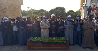 أهالى قرية الخضيرات بقنا يشيعون جثمان ضحية حادث قطارى سوهاج