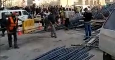 عودة المرور بشارع ترسا بعد رفع آثار سقوط عمود بكوبرى تحت الإنشاء.. بث مباشر