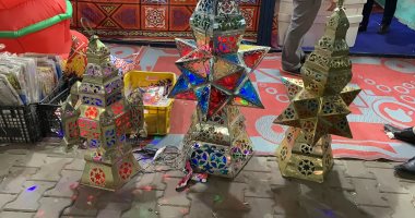 فوانيس رمضان تزين شوارع الغردقة.. أصحاب المحال: الإقبال على الشراء جيد عن العام الماضى.. الأقباط يشاركون المسلمين فرحة الشهر الكريم بشرائه.. والفانوس المصرى القديم يتفوق على الصينى والأسعار من 30 لـ500 جنيه