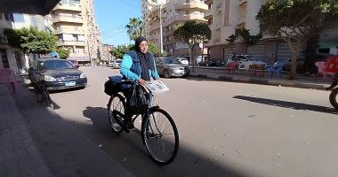 حكايات "أم منة" أشهر بائعة جرائد على دراجة.. عملت بعد مرض زوجها لتوفير نفقات معيشتها