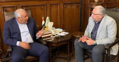 وزير الزراعة ومحافظ الوادى الجديد يبحثان استغلال بحيرة باريس